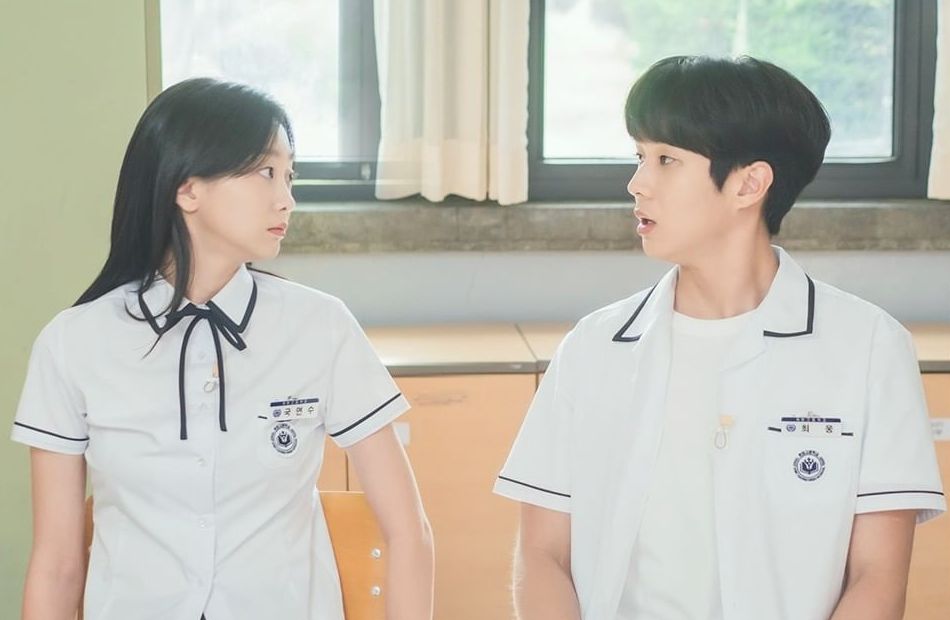 Episode terbaru Our Beloved Summer mengungkap alasan putus Guk Yeon Soo (Kim Da Mi) Dan Choi Woong (Choi Woo Shik) yaitu inferiority complex. Apa itu?
