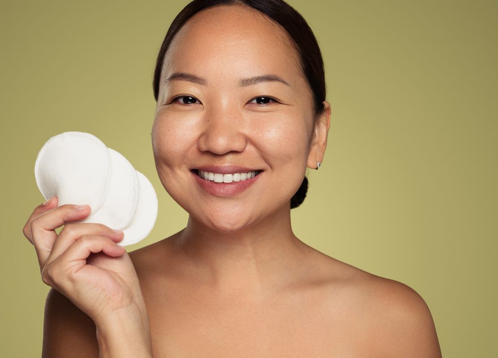 Berikut ini 4 manfaat menggunakan korean toner pad bagi kulit yang jadi skincare viral di TikTok, simak ya.
