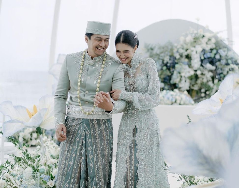 Mikha Tambayong dan Deva Mahenra resmi jadi suami istri. Gelar pesta pernikahan di Bali. Berikut lengkapnya.