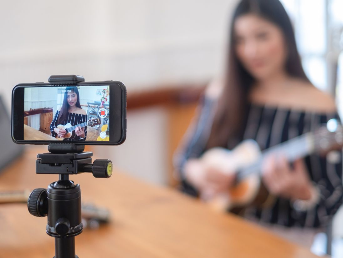 Mengenal profesi blogger yang berkutat dengan konten, baik tulisan maupun video. Seperti apa keuntungannya?