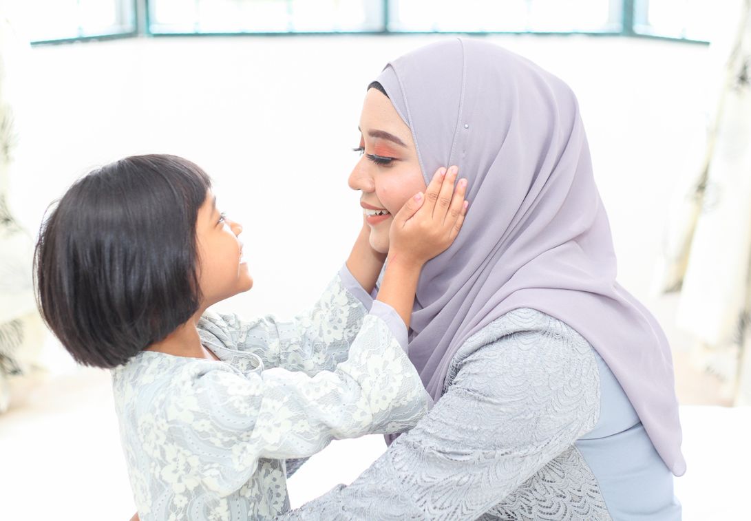 Mengajarkan anak berpuasa tentu menjadi hal yang menantang. Lantas bagaimana jika anak merengek minta batal puasa?