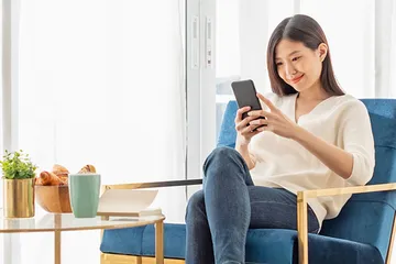 Konseling online bisa dilakukan kapan saja dan di mana saja, dengan suasana lebih santai dan harga terjangkau.