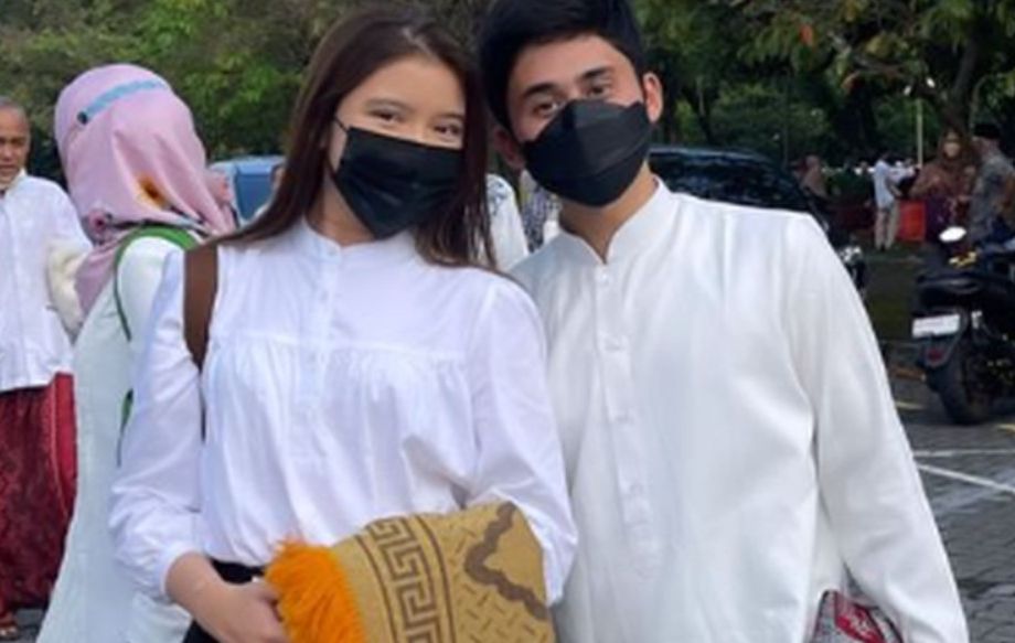 Pasangan Tiara Andini dan Alshad Ahmad mulai go public, laksanakan ibadah salat Idulfitri 2022 bersama.