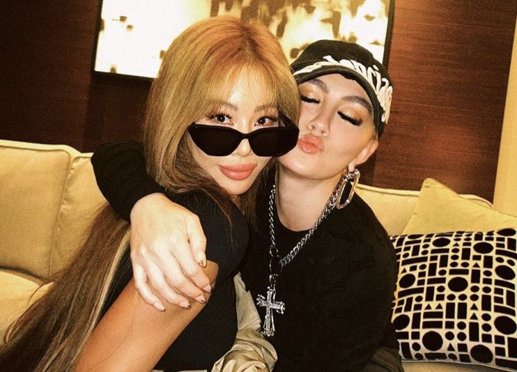 Baru-baru ini, penyanyi Jessi dan Agnez Mo saling mengunggah foto bersama.
Isyarakatkan ada ada pojek bereng.