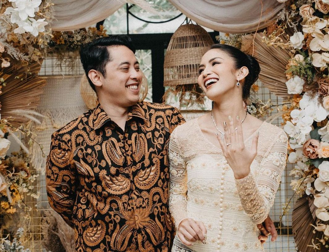Pemeran Badarawuhi, Aulia Sarah resmi bertunangan dengan sang kekasih.
Gunakan kebaya dan pamer cincin.