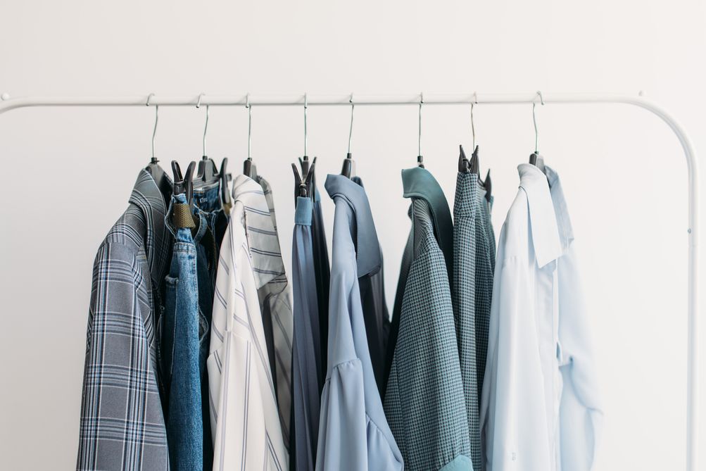 Tampil stylish dengan pilihan baju terbatas, simak ulasan manfaat dari konsep capsule wardrobe berikut ini!