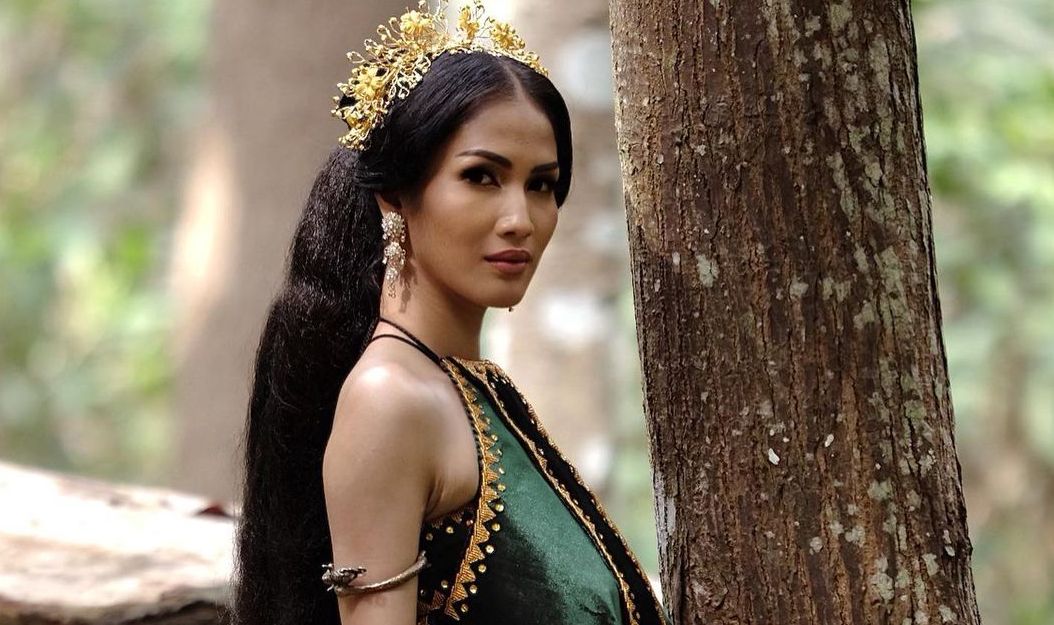 Aktris Aulia Sarah menceritakan pengalamannya saat proses syuting KKN di Desa Penari yang harus belajar menari. Rupanya, ia bisa menari sejak kecil.