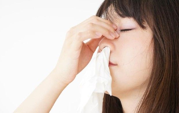 Kebanyakan mimisan tidak serius dan dapat dikelola di rumah. Begini cara menghentikan mimisan sendiri di rumah.