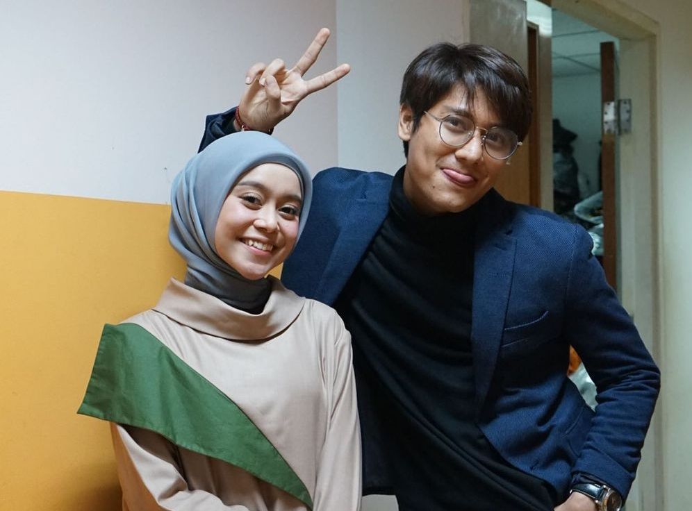Lesti Kejora dan Rizky Billar datang ke Polda Metro Jaya untuk melaporkan delapan oknum online yang mengirimkan ancaman pembunuhan.