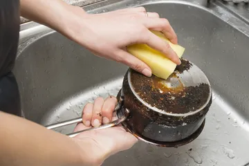 Cara membersihkan panci dan wajan yang gosong
