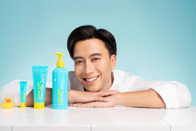 Berikut dua rekomendasi jumbo size cleanser Somthinc yakni Low pH Jelly Cleanser dan Acnedot Cleanser. 