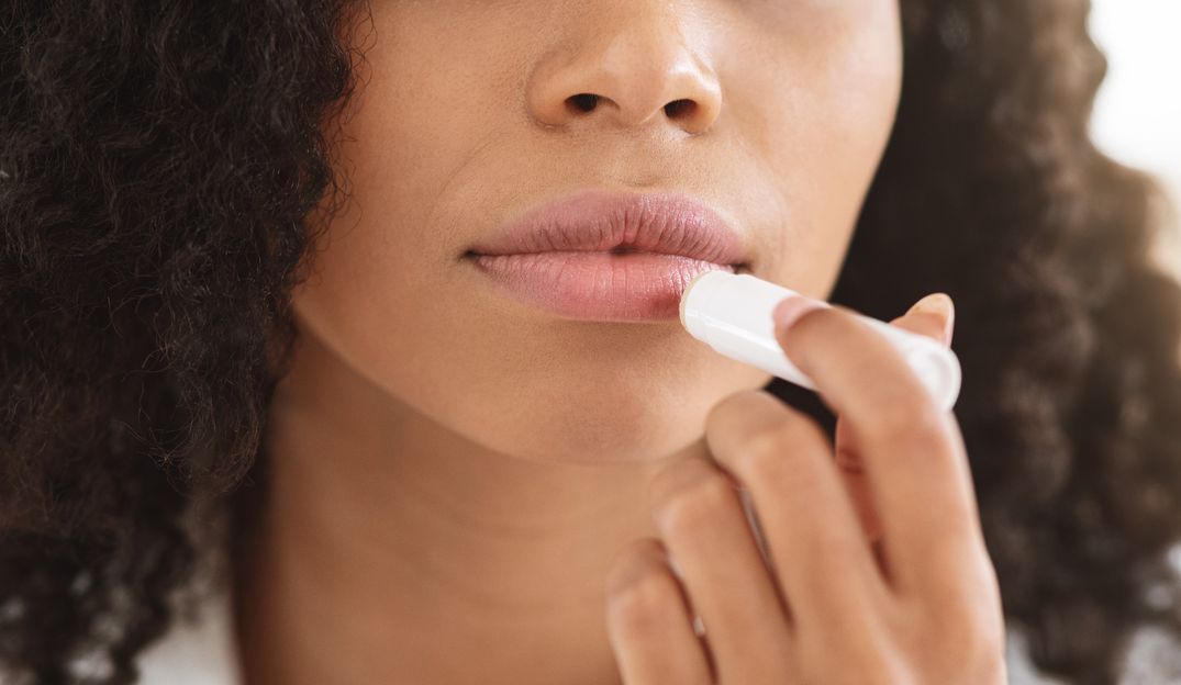 Sebelum membeli lip care, pastikan Kawan Puan menghindari kandungan berikut ini ya. Pasalnya kandungan lip care ini bisa buat iritasi pada bibir!