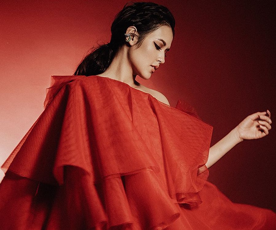 Pada ulang tahunnya yang ke-31, penyanyi pop Indonesia Raisa mengungkapkan judul album terbarunya yang telah lama ditunggu-tunggu.