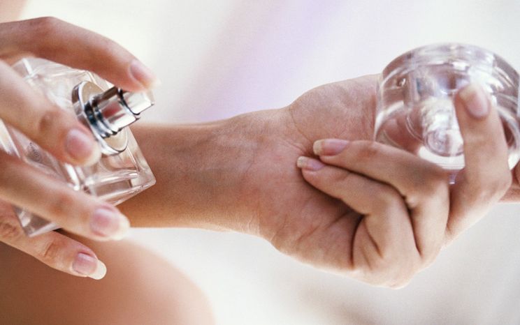 Parfum merupakan kosmetik yang kerap kita gunakan untuk menunjang penampilan. Untuk itu, ini dia tips menyimpan parfum agar awet. 