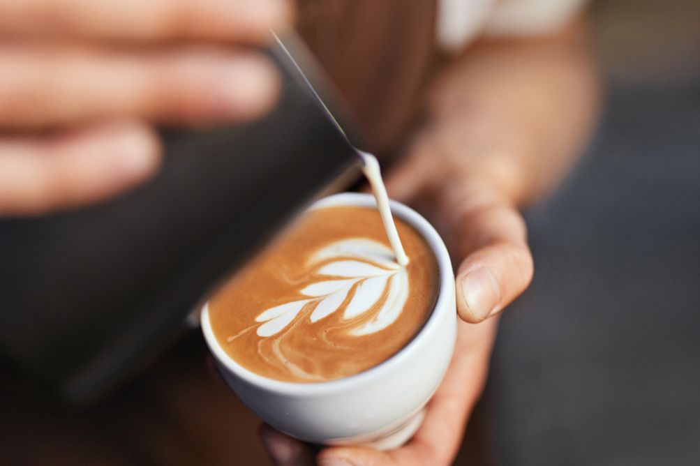 Jangan bingung lagi, barista jelaskan mengenai apa perbedaan cafe latte dan kopi susu, simak selengkapnya