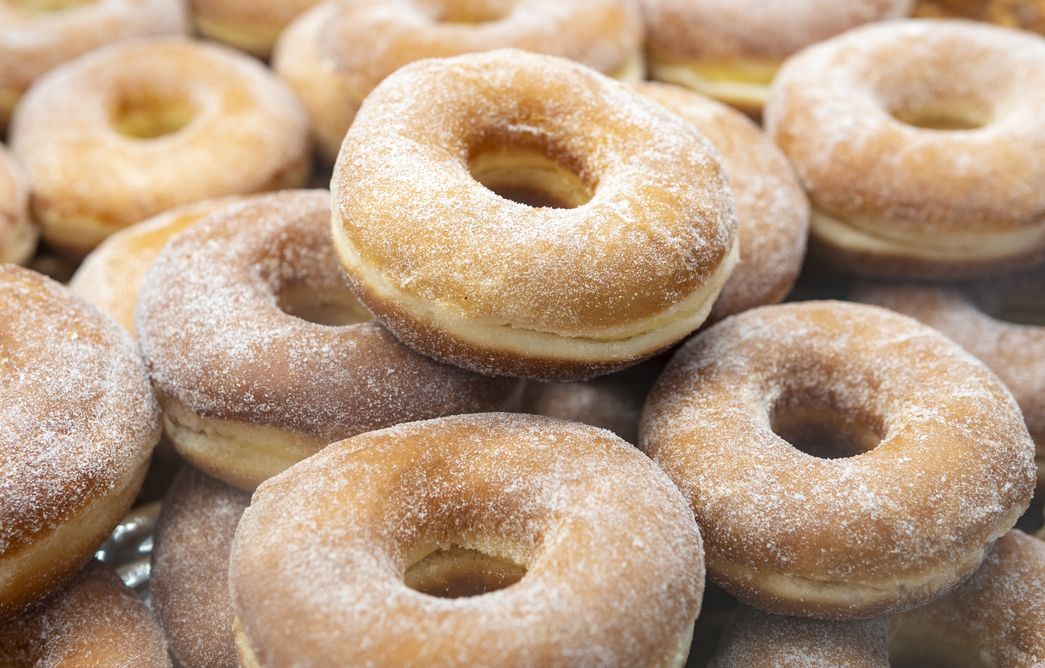 Donat menjadi kudapan favorit banyak orang. Yuk, praktikkan tips memasak cepat donat empuk dan mengembang berikut ini.