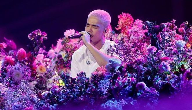 5 fakta menarik Alvin Jonathan, Juara 1 X Factor Indonesia 2022 yang punya suara serak dan banyak bakat bermusik.