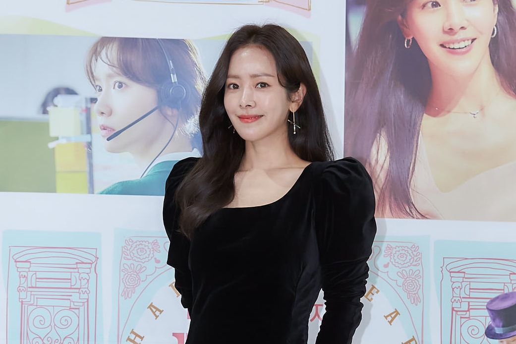 Memerankan karakter perempuan dalam film A Year-End Medley, Han Ji Min akui merasa dirinya lebih cantik dalam film tersebut. Simak ulasannya!