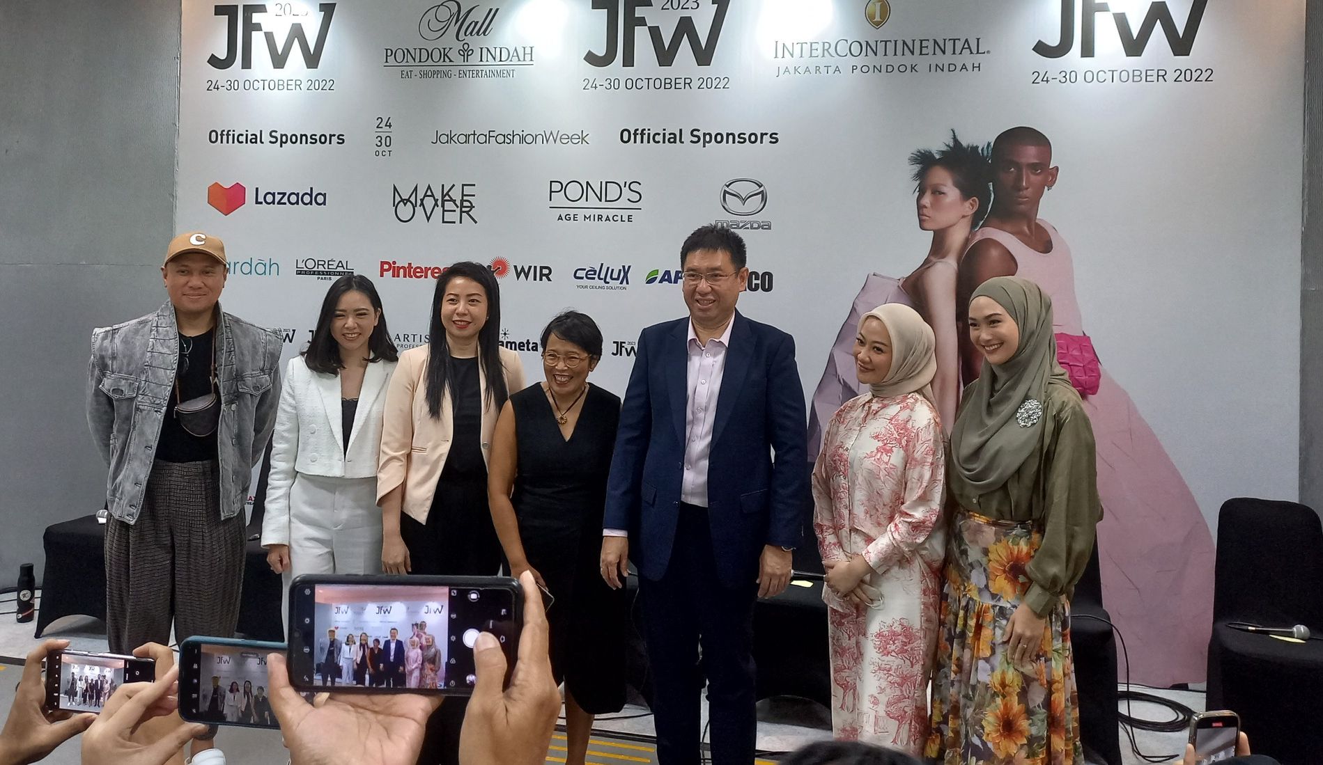 Jakarta Fashion Week 2023 siap digelar. Simak informasi lengkap mengenai tanggal, lokasi dan desainer yang akan memamerkan koleksinya berikut ini!