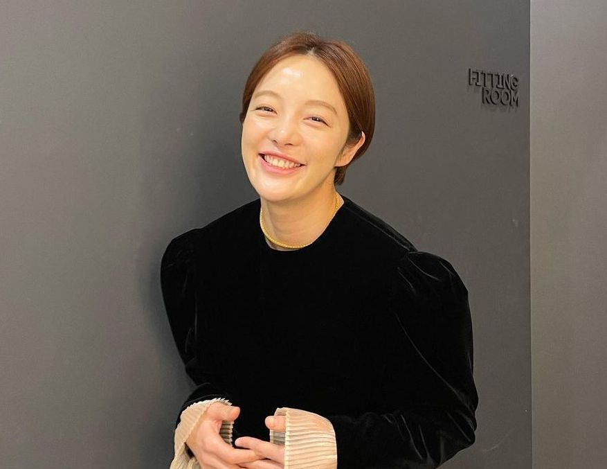 Aktris Hwang Bo Ra akan melangsungkan pernikahan dengan kekasihnya, Cha Hyun Woo setelah pacaran 10 tahun. Ini kisah cintanya.