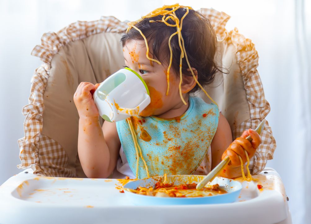 Kawan Puan punya anak balita yang sering membuang makanan saat makan? Ketahui penyebabnya dan cara mengatasinya, yuk!
