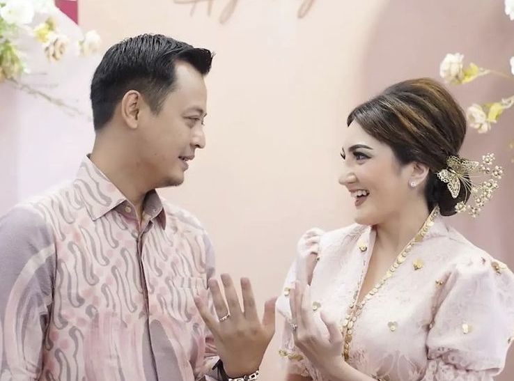 Artis Kiki Amalia dilamar pengusaha batu bara asal Kalimantan. Akan segera menikah November mendatang.