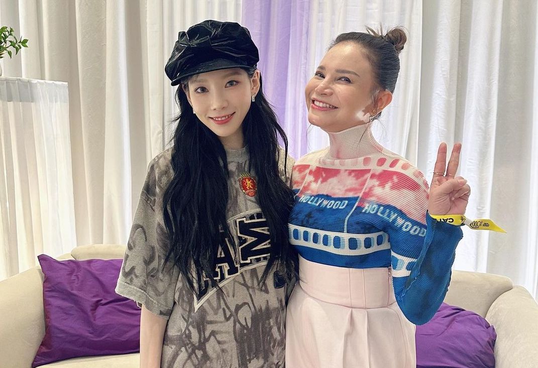 Akrab layaknya sahabat karib, Rossa mengunggah foto di Instagram bareng Taeyeon SNSD yang baru konser The Odd of Love di Jakarta.