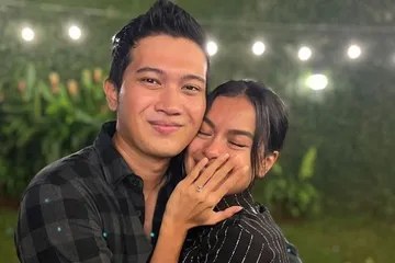Perjalanan cinta Eva Celia dan Demas Narawangsa yang baru saja lamaran