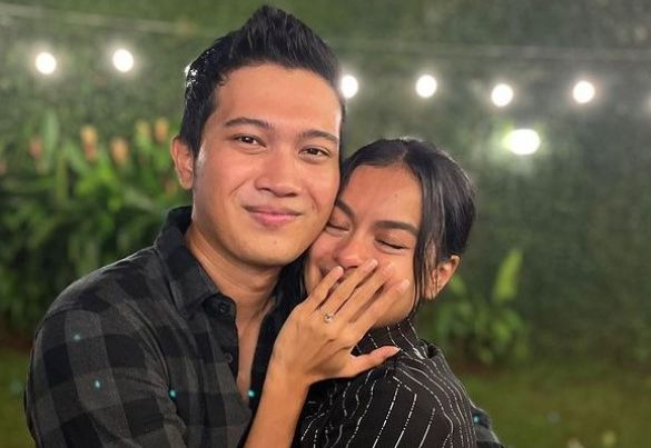 Eva Celia baru saja menerima lamaran dari kekasihnya. Demas Narawangsa. Ini perjalanan cinta dua sejoli yang bahagia ini.