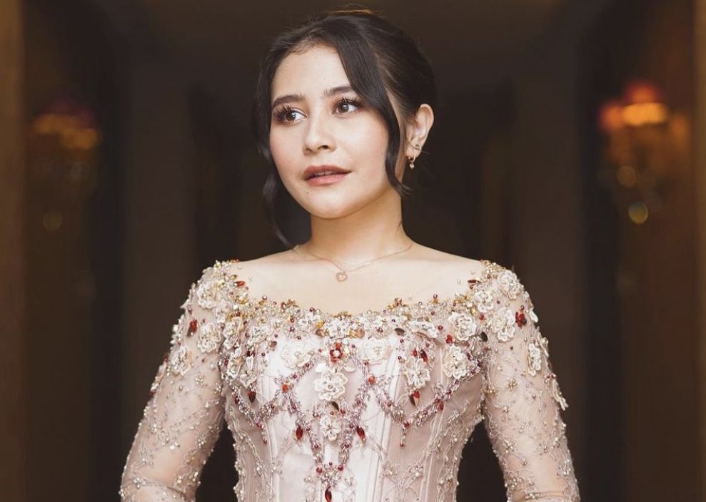 Intip perayaan Lebaran 2022 di kediaman Prilly Latuconsina, masak rendang dan sayur ketupat porsi besar untuk keluarga.