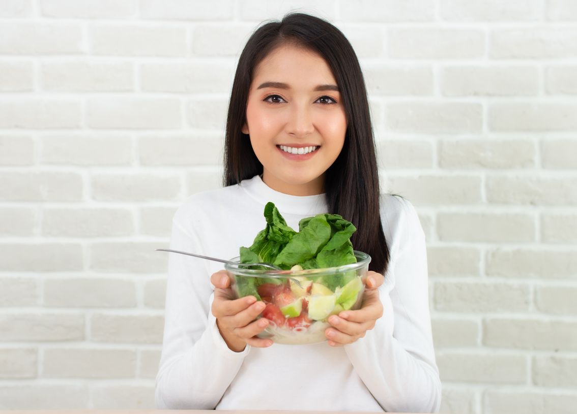 Asupan makanmu memengaruhi rambutmu. Ini tips menjaga kesehatan rambut tanpa harus ke salon, perbanyak mengonsumsi sederet makanan ini.