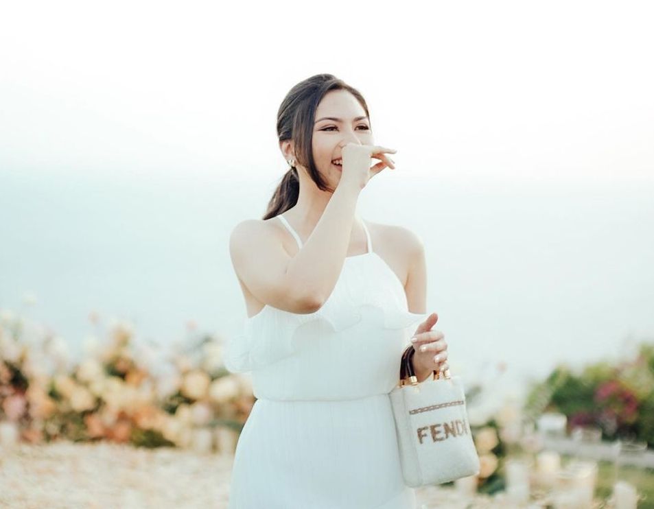 Dilamar Yakup Hasibuan, Jessica Mila kenakan dress bernuansa putih yang tampak anggun. Seperti apa detailnya?