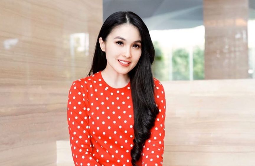 Outfit Sandra Dewi yang simpel namun terlihat elegan bisa banget nih kamu tiru sebagai inspirasi untuk merayakan hari Paskah. Intip yuk!