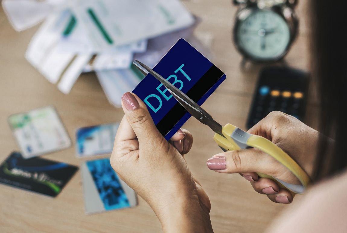 Tak perlu kabur atau menghindar, berikut solusi yang bisa kamu terapkan saat terancam bayar gagal pinjol, salah satunya menghadapi debt collector.