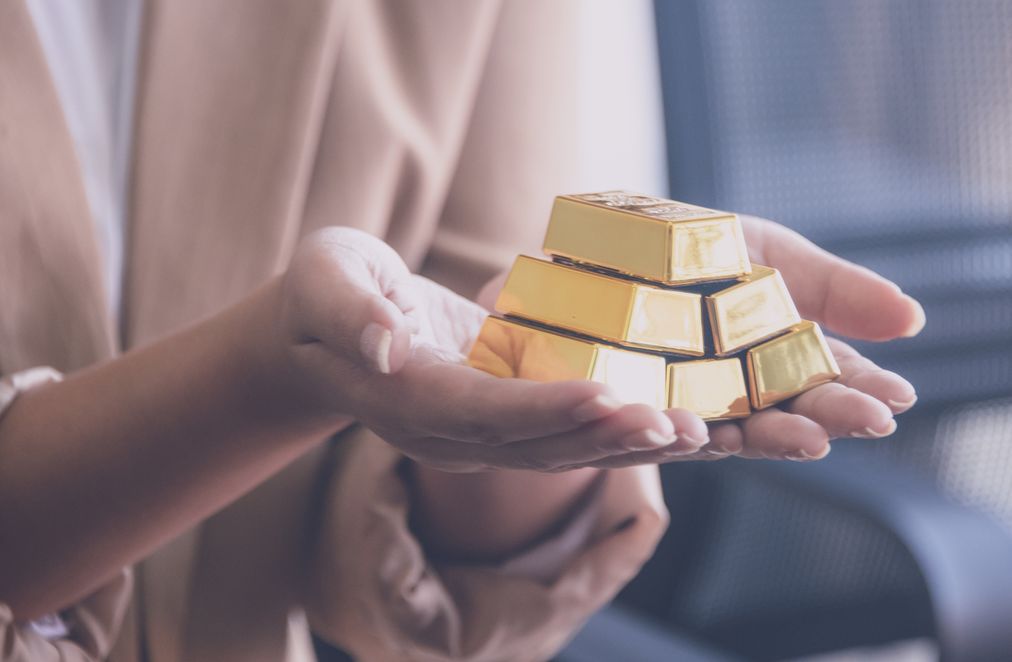 Ingin menjual emas batangan atau perhiasan yang kamu punya? Ketahui dulu fungsi emas sebagai investasi agar tak terkejut jika harganya jatuh!