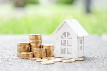 Ilustrasi investasi emas dan properti.
