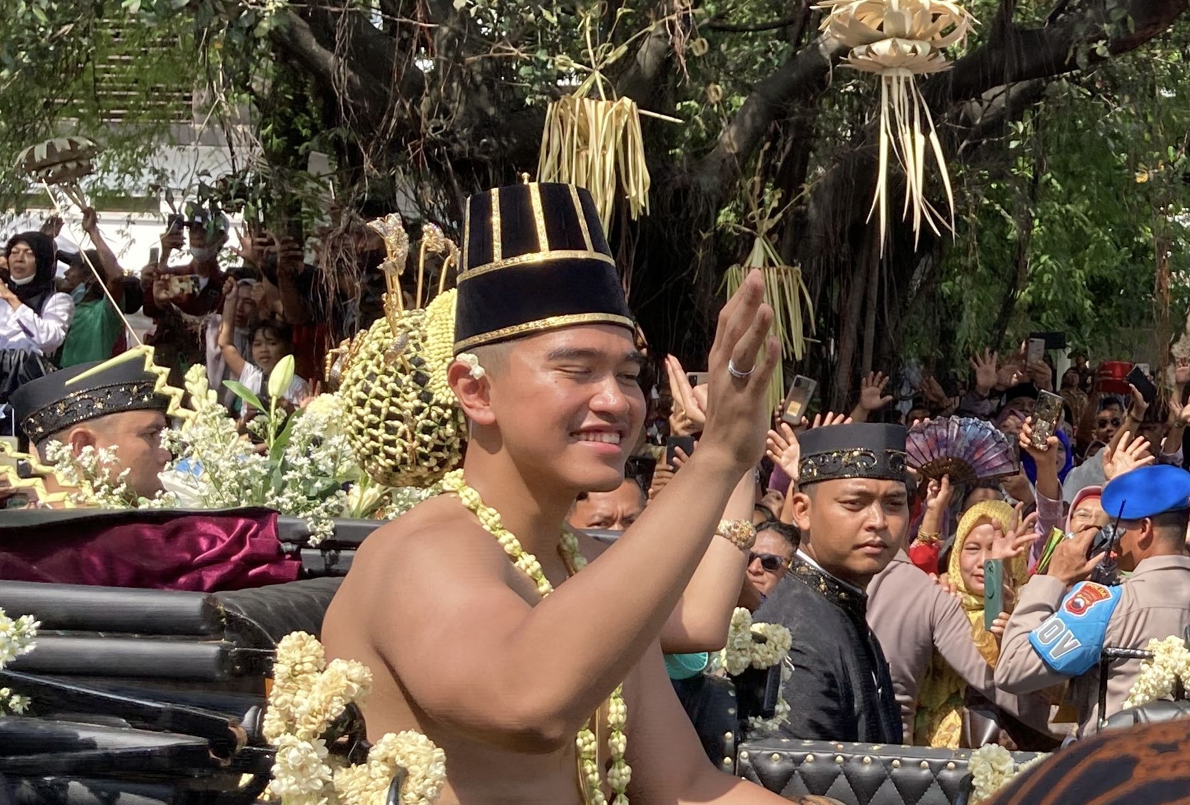 Kirab Ngunduh Mantu Kaesang-Erina di Solo, bagikan souvenir untuk masyarakat. Berikut ini lengkapnya.