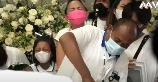 Menangis histeris, ini momen pilu saat Joanna Alexandra dan anak-anaknya saat peti jenazah Raditya Oloan akan ditutup...