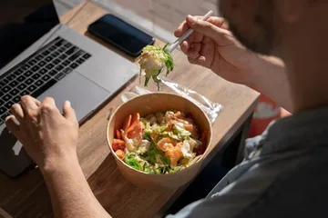 Makan di atas tempat tidur
