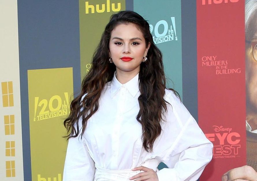 Intip rahasia kecantikan penyanyi dan aktris Selena Gomez, hanya dengan 5 rangkaian skincare routine berikut!