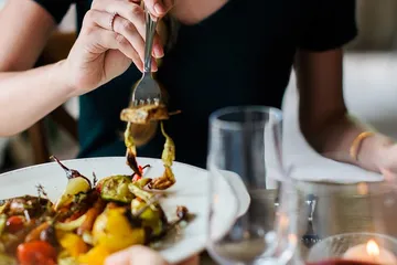 Ilustrasi mengatasi sakit perut setelah makan makanan pedas 