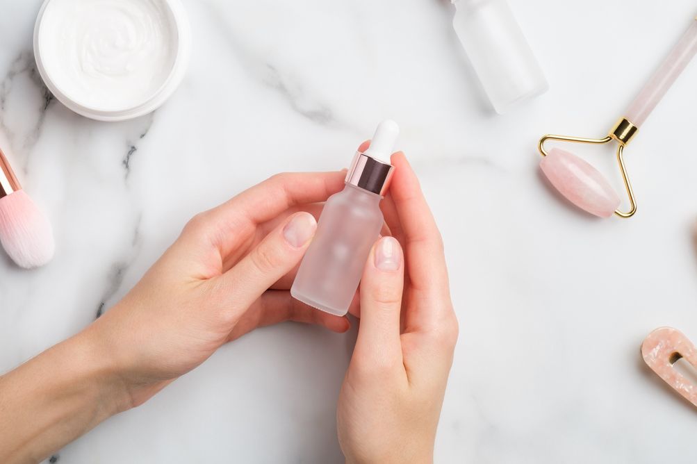 Skincare viral di TikTok, hindari kesalahan layering serum untuk mencegah masalah pada kulit wajah. Ini langkah-langkah yang bisa dilakukan.