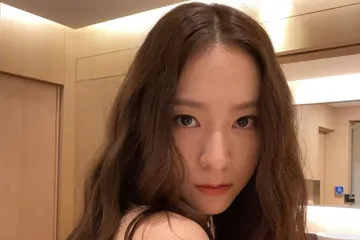 Rekomendasi eye cream untuk kulit awet muda ada Krystal Jung.