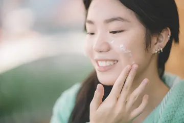 Tips merawat kulit wajah di ruangan ber-ac saat liburan tahun baru 2023 staycation di hotel.