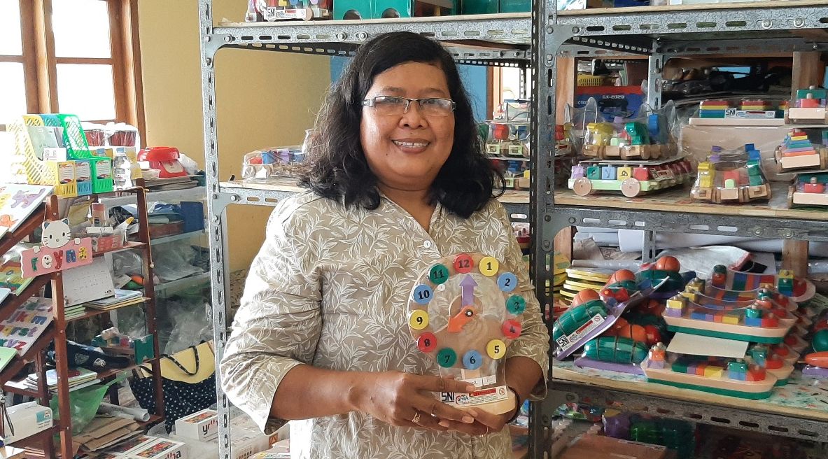 Tak hanya keuntungan semata, pengusaha mainan anak Rita Indriana asal Yogyakarta turut memberdayakan lulusan Sekolah Luar Biasa (SLB) lewat bisnisnya.
