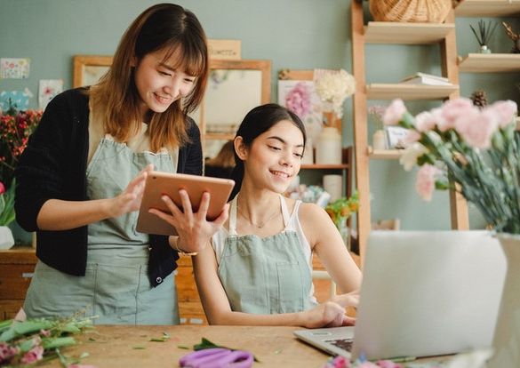 Pandemi tak pelak membuat sektor ekonomi terpukul, termasuk juga bisnis. Tapi kalau mau tetap cuan, kamu bisa coba bisnis rumahan berikut ini!