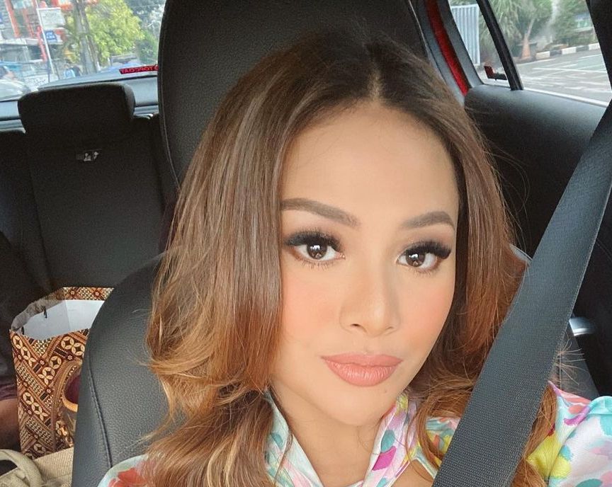 Berbekal keterampilan memasak dan membuat kue mendorong Aurel Hermansyah untuk menjalankan bisnis kue bernama Kue Asix di Malang