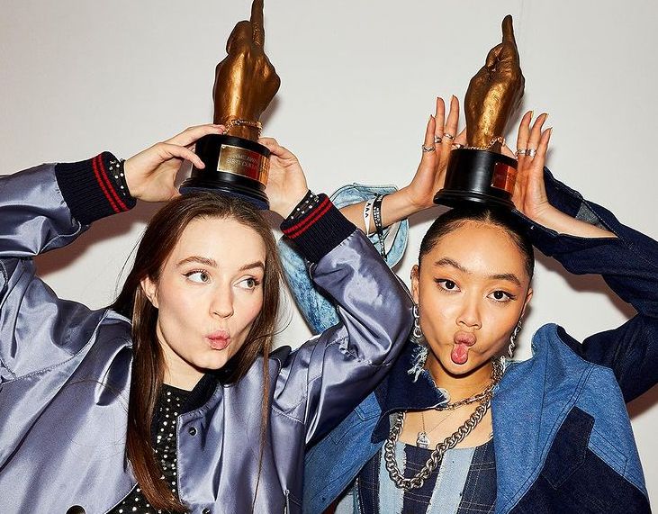 Selain Griff dan Sigrid berkolaborasi dalam lagu Head On Fire, mereka juga saling mendukung di tengah kompetisi industri musik. Ini cerita Griff.