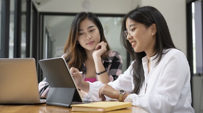 Berbagai ide usaha rumahan untuk mahasiswa yang bisa dijalankan sembari kuliah. Yuk, simak apa saja jenisnya!