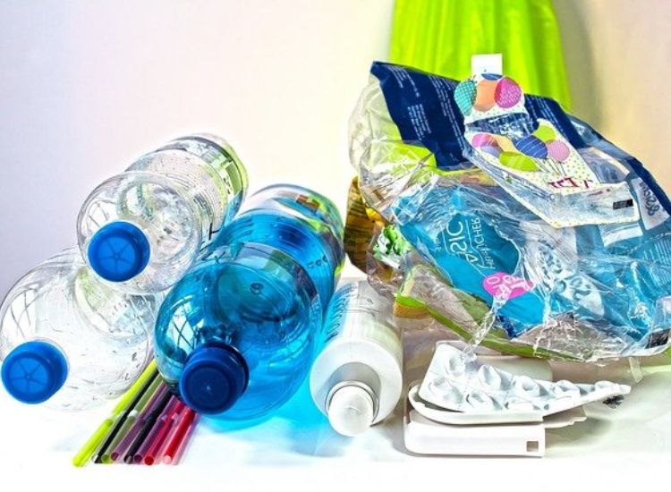 Cara mengurangi sampah plastik, salah satunya dengan membawa kantong belanja sendiri.